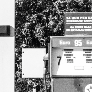 tankstation poster fotografie zwart wit muur detail